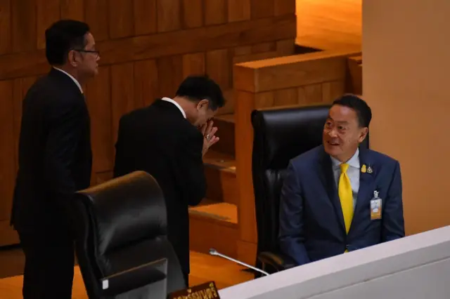 นพ.ชลน่าน ศรีแก้ว รมว.สาธารณสุข และนายประเสริฐ จันทรรวงทอง รมว.ดีอีเอส เข้าทักทายนายกฯ ในห้องประชุมรัฐสภา