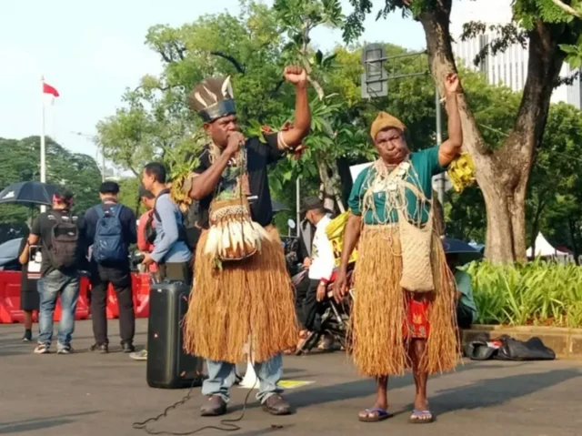 "Kami cuma mau sampaikan, [kehadiran] perusahaan [di Merauke] kami tolak. Karena dia masuk tanpa izin [dengan] kami tuan-tuan dusun," kata Yasinta Moiwend (kanan), warga Merauke dari Suku Marind Kondo Digul, saat unjuk rasa di depan kompleks Istana, Jakarta, Kamis (17/10/2025).