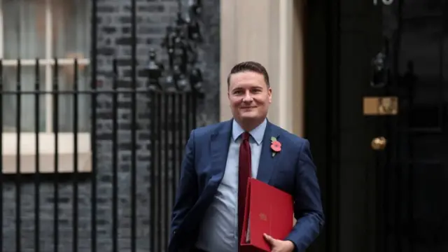 टेन डाउनिङ स्ट्रीटबाट बाहिर निस्किँदै स्वास्थ्यमन्त्री वेस स्ट्रीटिङ