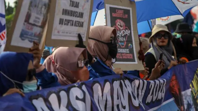 Buruh dan aktivis menggelar aksi di Hari Buruh Sedunia di Surabaya, Jawa Timur. 