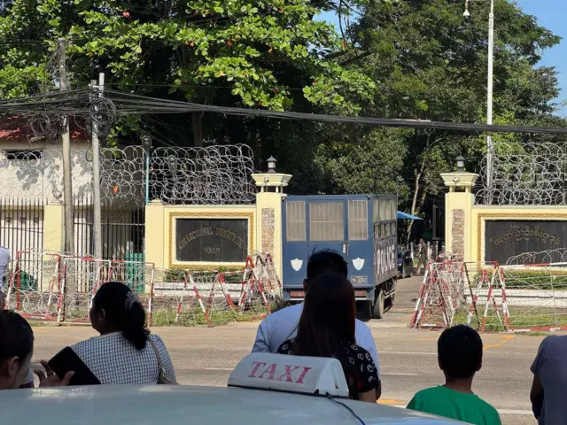 ရန်ကုန် အင်းစိန်အကျဉ်းထောင်ထဲကို ရဲကားတစ်စီးဝင်သွားတာကို လမ်းတဖက်ကနေ ပြည်သူတွေ မတ်တပ်ရပ်ကြည့်နေကြချိန်