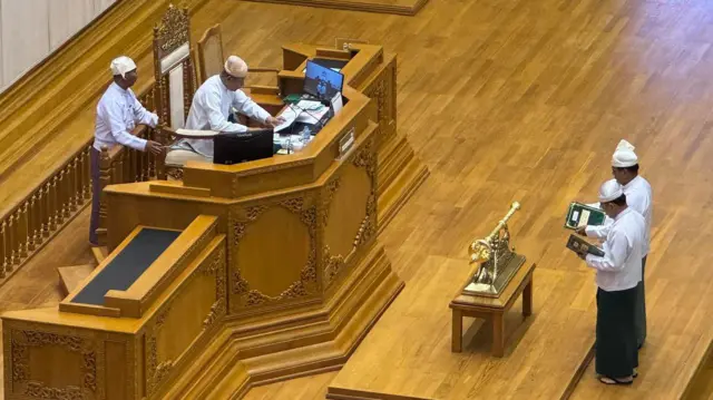 ဥက္ကဋ္ဌဦးခင်ရီနဲ့ ဒုတိယဥက္ကဋ္ဌဦးမောင်မောင်အုန်း ကျမ်းသစ္စာကျိန်