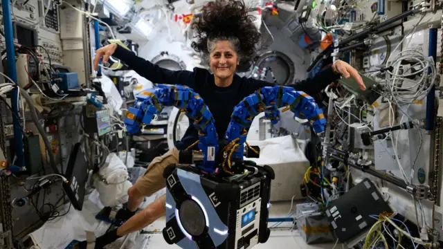 Suni Williams em gravidade zero na Estação Espacial Internacional 