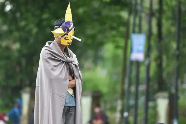 Aksi teatrikal menggunakan topeng.