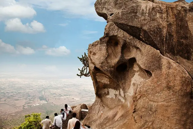 માઉન્ટ આબુ પર આનંદરા પૉઇન્ટ ખાતે ટુરિસ્ટ