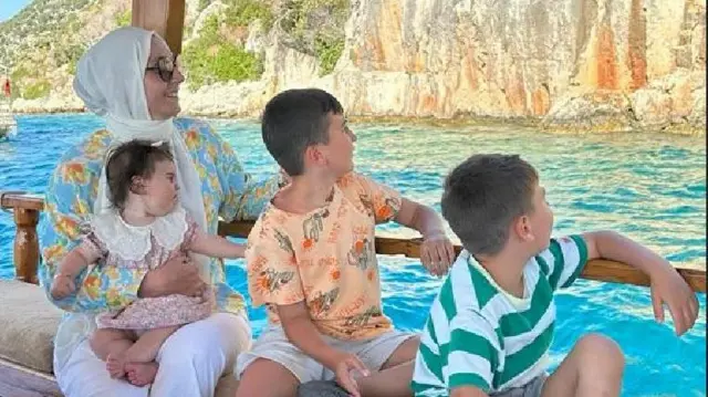 Hacer Sucuoglu Adiguzel avec ses trois enfants 