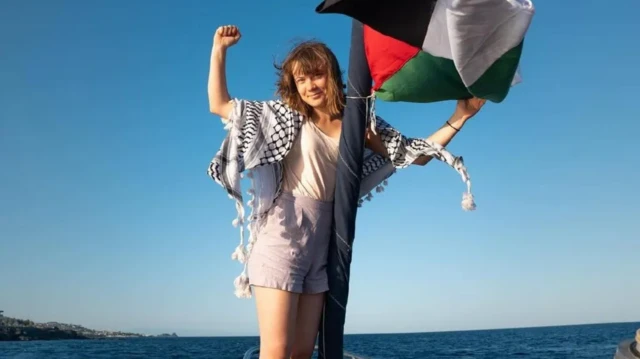 صورة نشرتها الناشطة السويدية غريتا ثورنبرغ من على متن السفينة مادلين أثناء التوجه إلى غزة