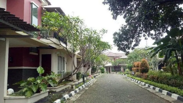 Rumah dinas di Kalibata, Jakarta Selatan, dibangun pada 1988 oleh Sekretariat Negara di atas tanah seluas 22 hektare. Rumah ini memiliki dua lantai dan rata-rata luasnya 250 meter persegi.