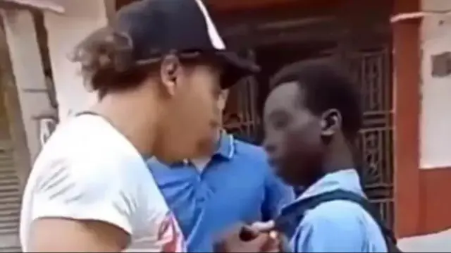 Capture d'écran d'un jeune noir arrêté par un jeune arabe