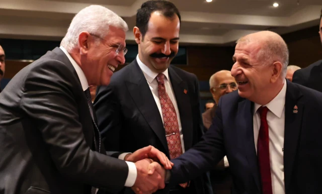 Müsavat Dervişoğlu ve Ümit Özdağ samimi şekilde el sıkışıyor