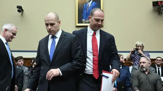 Tanıklar Kongre önünde