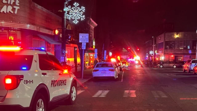 مجروحان تیراندازی به بیمارستان رود آیلند منتقل شده‌اند.