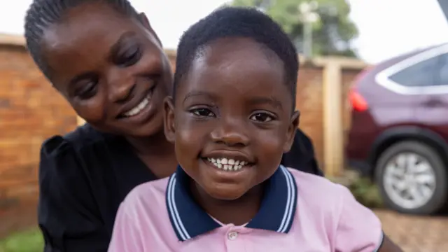 Alvin dey smile wit im mama after surgery
