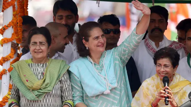 कांग्रेस नेता प्रियंका गांधी और कुमारी शैलजा