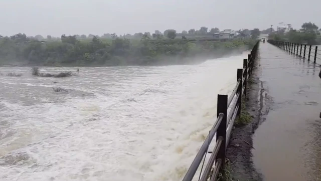सांगली जिल्ह्यामध्ये सरासरी 11 मिलिमीटर पावसाची नोंद झाली आहे.