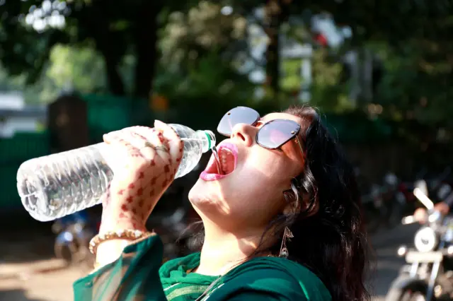 தண்ணீரை நின்றுகொண்டு குடிப்பது நல்லதா?