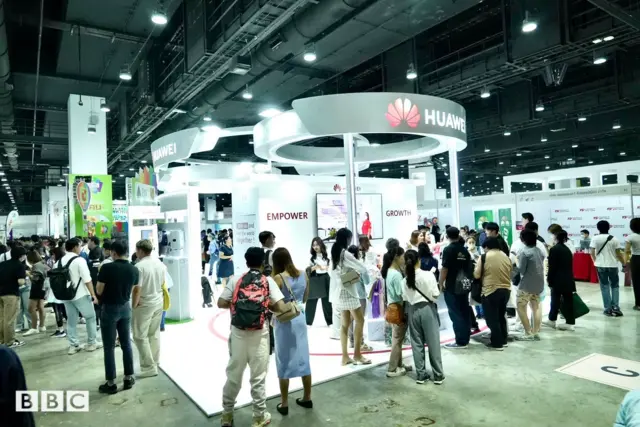 ကုမ္ပဏီတွေမှာလည်း မြန်မာလူငယ်တွေတချို့လည်း အလုပ်ရဖို့ ကြိုးစားနေပါတယ်