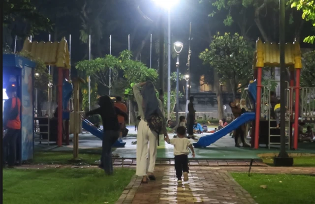 Taman Menteng di Jakarta Pusat juga menyediakan taman bermain untuk anak-anak yang bisa diakses hingga larut malam.