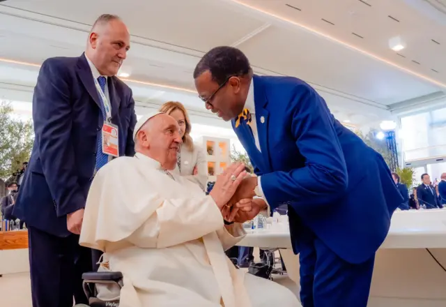 Akinwumi Adeshina na Popu Francis