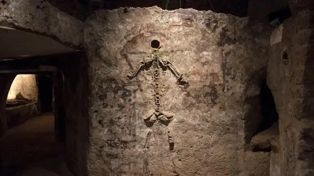 Повний скелет, складений з кісток різних померлих у катакомбах Сан-Гаудіозо в Неаполі