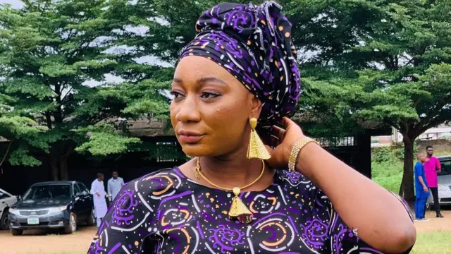 Sisi Alagbo wọ iro ati buba pẹlu gele alawọ aro