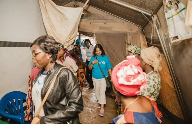 Sen Gupta en visite dans le camp Rhoe