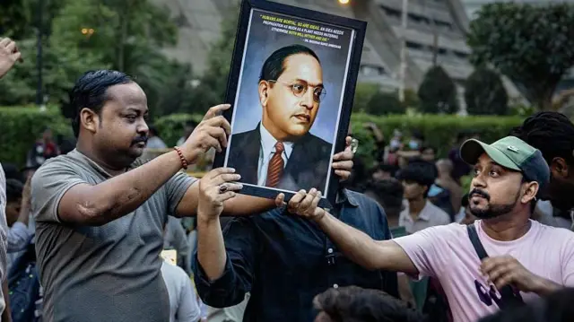 जंतर मंतर पर हुए युवा आंदोलन के दौरान भीमराव आंबेडकर की तस्वीर और जयभीम के नारे की मौजूदगी को सभी ने दर्ज किया