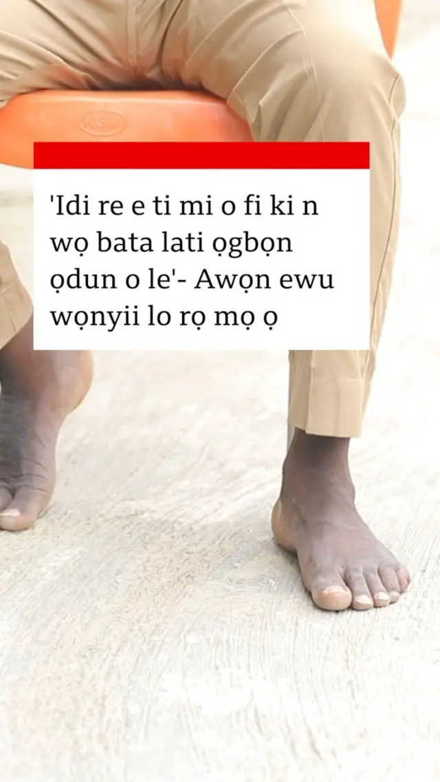 Ọkunrin kan ti ko wọ bata, joko sori aga