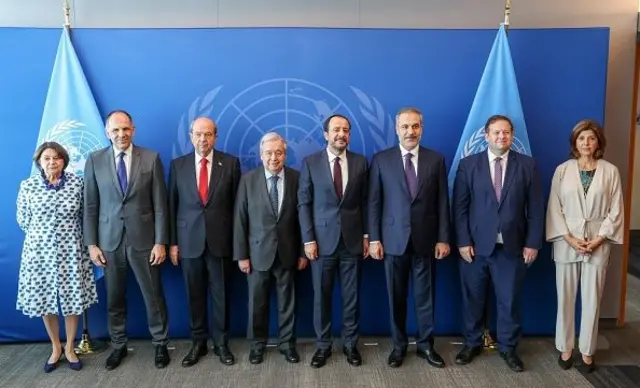 Dışişleri Bakanı Hakan Fidan (sağdan 3.) ve Birleşmiş Milletler Genel Sekreteri Antonio Guterres (soldan 4.), 17 Temmuz 2025 tarihinde ABD'nin New York kentindeki BM Genel Merkezi'nde düzenlenen "Kıbrıs Konulu BM ile Genişletilmiş Gayriresmi Toplantı" öncesinde fotoğraf için poz verdi.