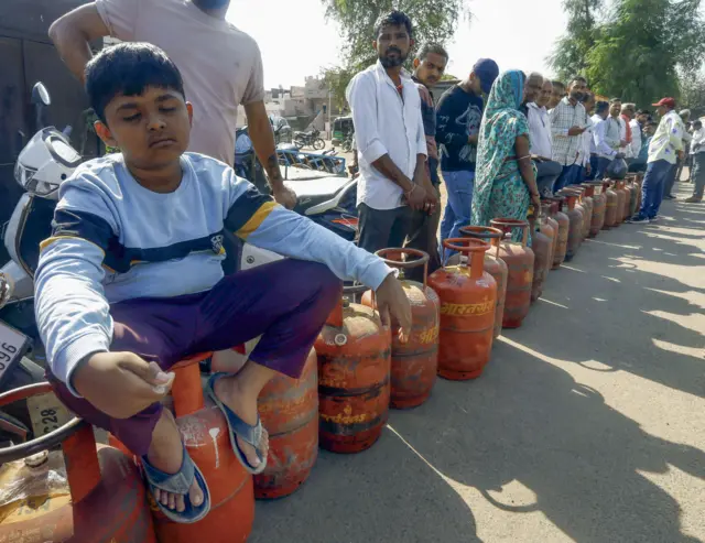 देशभरात एलपीजी गॅस सिलिंडरचा तुटवडा जाणवत आहे. 