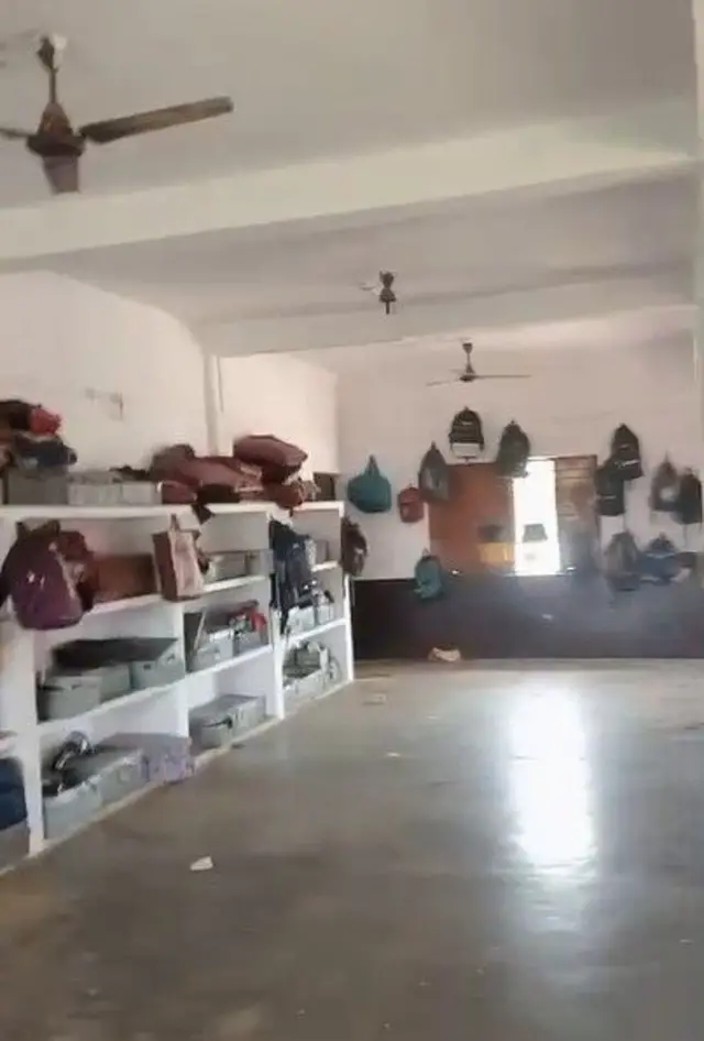 जपतलाई आश्रमशाळेतील विद्यार्थ्यांची राहण्याची खोली