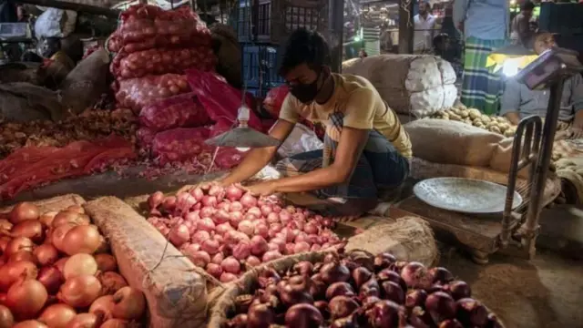 ভারত থেকে পেঁয়াজ আমদানি করে বাংলাদেশ 