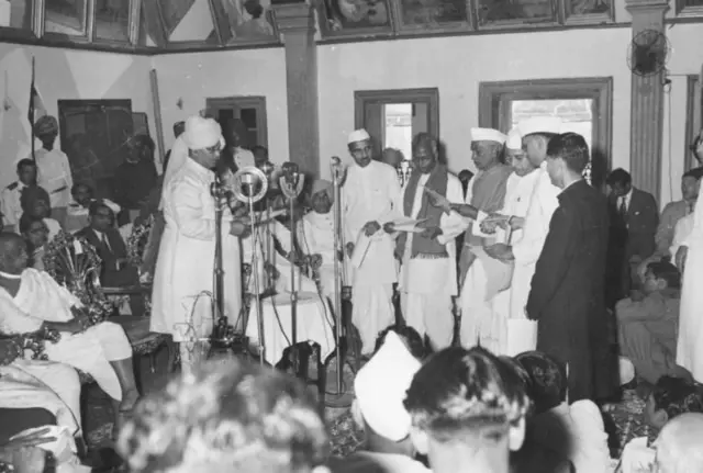 नवानगर संस्थान चे तत्कालीन महाराजा दिग्विजय सिंह काठियावाडचे मुख्यमंत्री होत असताना