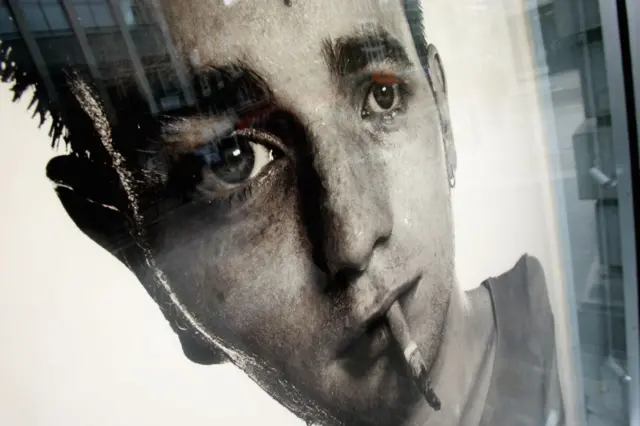 Ewan McGregor com um cigarro na boca