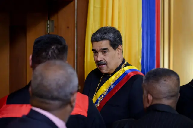 Nicolás Maduro con banda presidencial