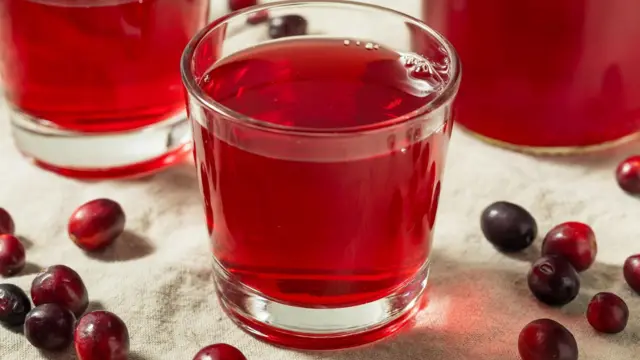 ثلاثة أكواب من عصير التوت البري