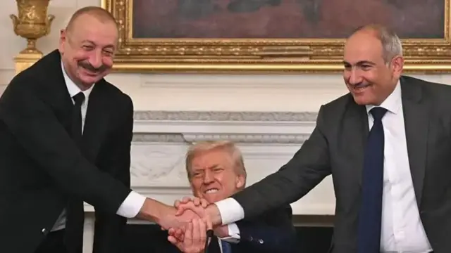 Ильхам Алиев, Дональд Трамп и Никол Пашинян пожимают руки во время переговоров в Вашингтоне 
