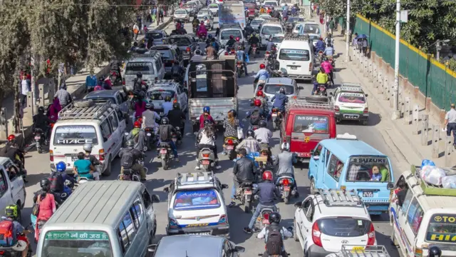 काठमाण्डूको एउटा सडकमा सवारीसाधनको भिड