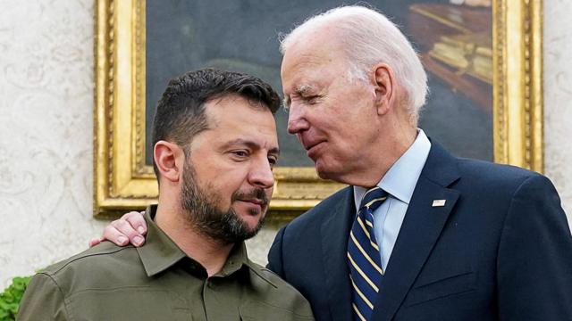 O presidente ucraniano, Volodymyr Zelensky (à esquerda), é abraçado por Biden no Salão Oval da Casa Brancajogos que não precisa instalarWashington, no dia 21jogos que não precisa instalarsetembrojogos que não precisa instalar2023