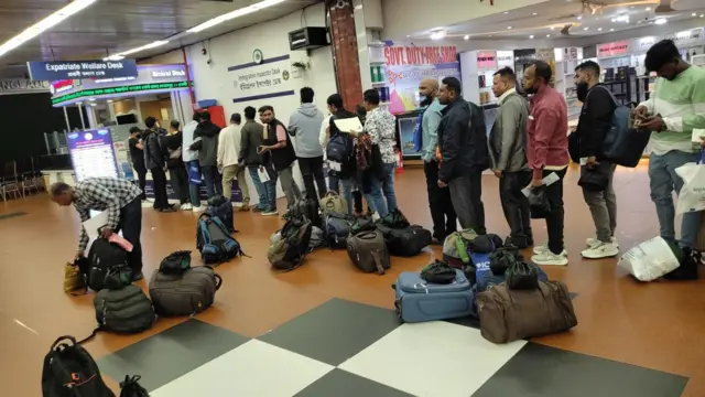 প্রবাসী কল্যান ডেস্কের সামনে ভিড় দেখা যাচ্ছে