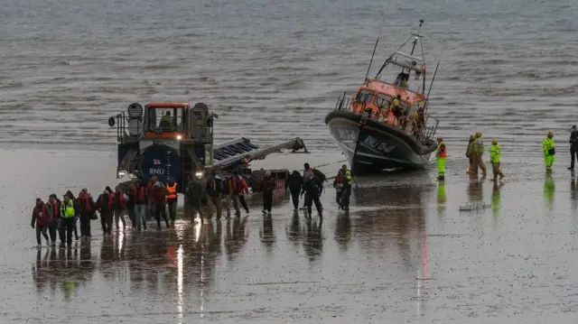 Ubwato bw'abatabazi bushikanye impunzu ku nkegero za Dungeness mu Bwongereza