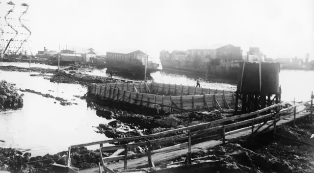 Foto en blanco y negro de las primeras construcciones de la isla de Neft Dashlari. Barcos hundidos ciudad flotante