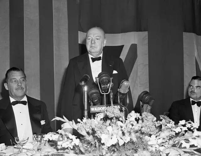 15 березня 1946 року – Нью-Йорк. Поки 2000 протестувальників скандували біля готелю "Вальдорф-Асторія" - "Черчилль хоче війни; ми хочемо миру", прем'єр-міністр Великої Британії виступав на бенкеті на його честь у головному бальному залі готелю. Він заявив світовій радіоаудиторії, що мир у світі залежить від співпраці Великої Британії та Сполучених Штатів