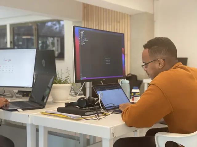 Dargaggoo kompiyutara fuuldura taahuun hojjechaa jiru