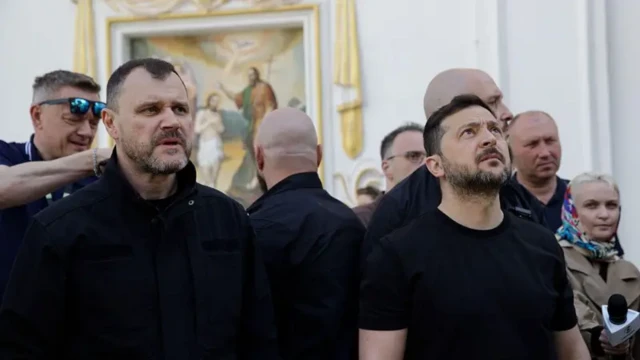 Зеленский и Клименко в Киево-Печерской лавре, пострадавшей во время массированной российской атаки на Киев 15 июня