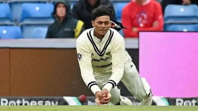 جیسوال نے میچ میں سنچری سکور کی لیکن انھیں کیچز ڈراپ کرنے پر تنقید کا نشانہ بنایا جا رہا ہے