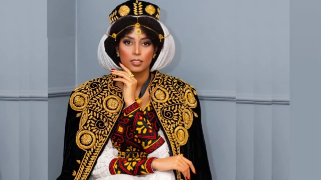 ሞዴል ራህዋ ክንፈ ወርቃውን ፀሊምን ዝሕብሩ ባህላዊ ካባን ዘውዲን ምስ ባህላዊ ቀምሽ ተኸዲና ዘርእይ ፎቶ