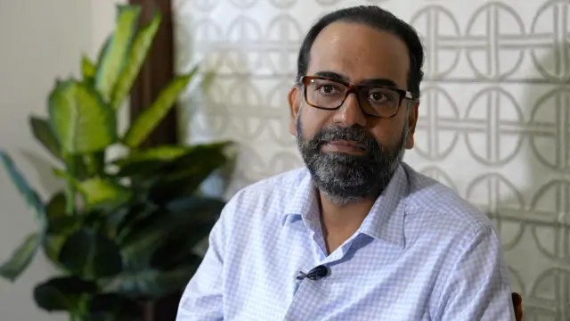 सफेद शर्ट पहने पुष्पिंदर सिंह