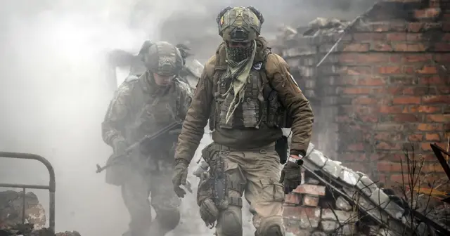 نیروهای تازه‌وارد پیاده‌نظام هنگام گذراندن دوره آموزشی پایه، برای در امان ماندن از انفجار نارنجک پناه می‌گیرند
