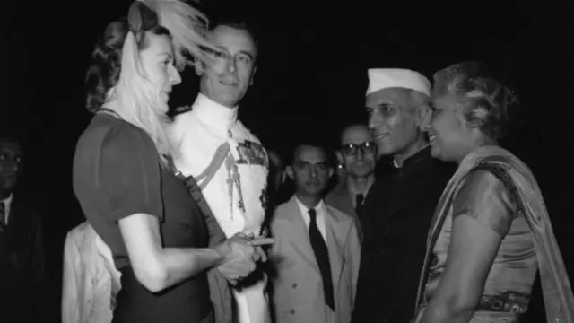 माउंटबेटन और एडविना के साथ नेहरू और उनकी बहन विजय लक्ष्मी पंडित 